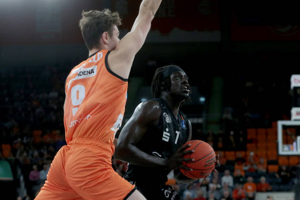 伊萨克的动 伊萨克的动